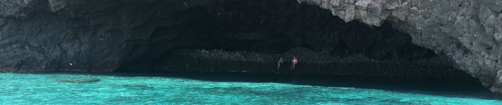 Cueva de la Vela Blanca, en la costa de Cabo de Gata