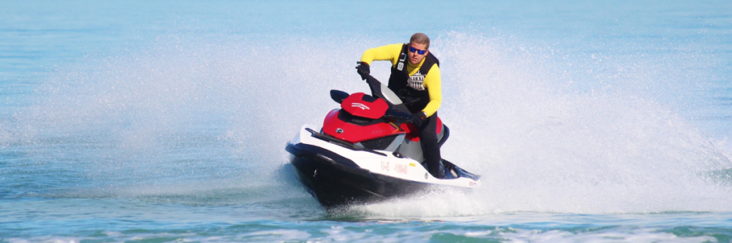 hay una edad minima para condicur una moto de agua en javea
