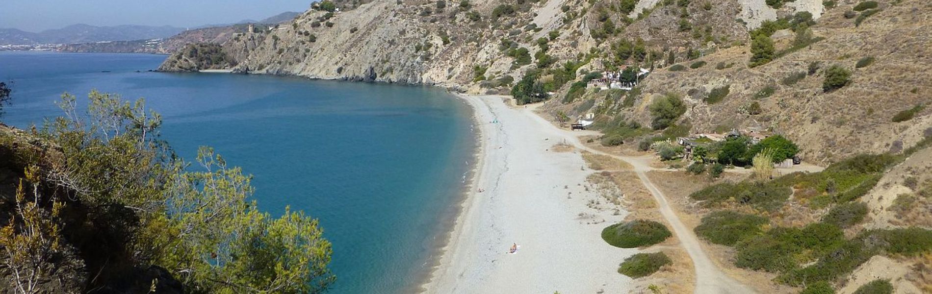 Cala del Cañuelo, en los acantilados de Maro