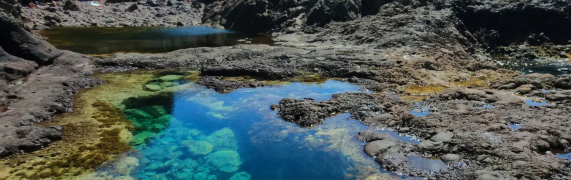 Charco de los Espejos en Gran Canaria, poza natural volcánica con aguas cristalinas turquesas