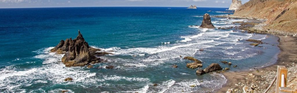 Playa de Benijo con arena negra volcánica, rocas basálticas y aguas turquesas en el norte de Tenerife