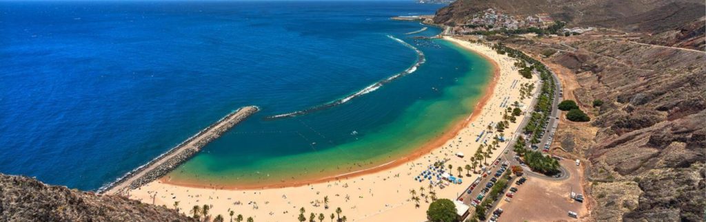 Playa de Las Teresitas, bahía de arena dorada con aguas turquesas protegidas por rompeolas en Tenerife, Canarias