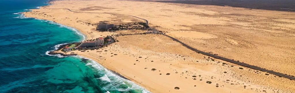 Vista aérea de las Dunas de Corralejo en Fuerteventura con playas de arena dorada y aguas turquesas