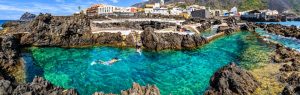 Piscinas naturales de El Caletón en Garachico, Tenerife, con aguas cristalinas turquesas entre rocas volcánicas